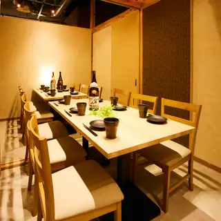 落ち着いた雰囲気の店内には、少人数で気軽にご利用いただけるテーブル席をご用意。ご友人とのお食事やお仕事帰りの一杯など、ゆったりとした時間をお過ごしいただけます。※画像は系列店