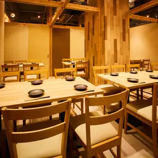 仲間との食事や飲み会を楽しめる快適テーブル席を多数ご用意しております。※画像は系列店