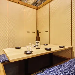 ゆったり足を伸ばして寛げる人気の掘りごたつ席です。会社の飲み会や各種宴会など、グループでのご利用にもおすすめです。※画像は系列店
