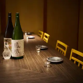 カウンター席は、デートや少人数の宴会にもご利用いただけます。カップルや女子会でも気軽に入れるような安心感があります。ゆっくりと厳選したドリンクと料理をお楽しみください。※画像は系列店