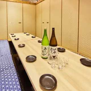 足を伸ばしてゆったりくつろげるお座敷席は、5～6名様の飲み会に最適。落ち着いた空間で、お食事とお酒をゆっくりお楽しみいただけます。※画像は系列店