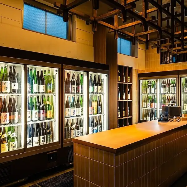 日本酒飲み放題は酒ケースからご自由に銘柄をお選びいただき心ゆくまでご堪能ください。！ぜひお気軽にお立ち寄りください。
