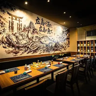 落ち着いた雰囲気の店内には、少人数で気軽にご利用いただけるテーブル席をご用意。ご友人とのお食事やお仕事帰りの一杯など、ゆったりとした時間をお過ごしいただけます。