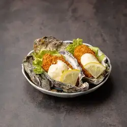 来自广岛湾的大牡蛎，做成一道美味的油炸菜肴。