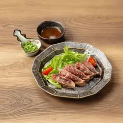 香喷喷的金枪鱼脸颊肉排