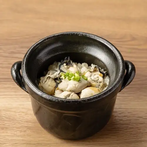 打开盖子，你会发现一口陶罐里煮着蚝油饭，还能俯瞰广岛湾。