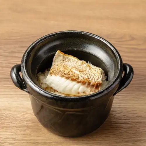 濑户内海鲷鱼焗饭，用陶罐烹制