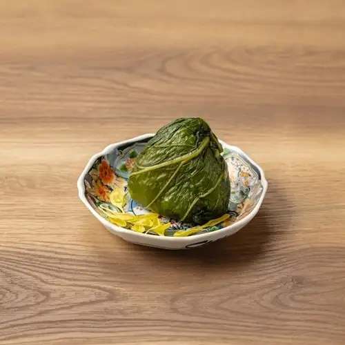 广岛蔬菜包裹的清酒酿造厂饭团