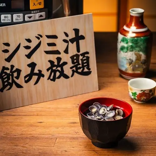 免費開胃菜售價 440 日圓（含稅），含無限續加蛤蜊湯。