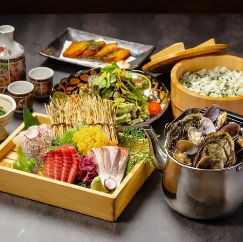所有宴會套餐起價3000日元，包含無限暢飲！我們也提供海鮮宴席套餐◎ 提供全國精選清酒◎