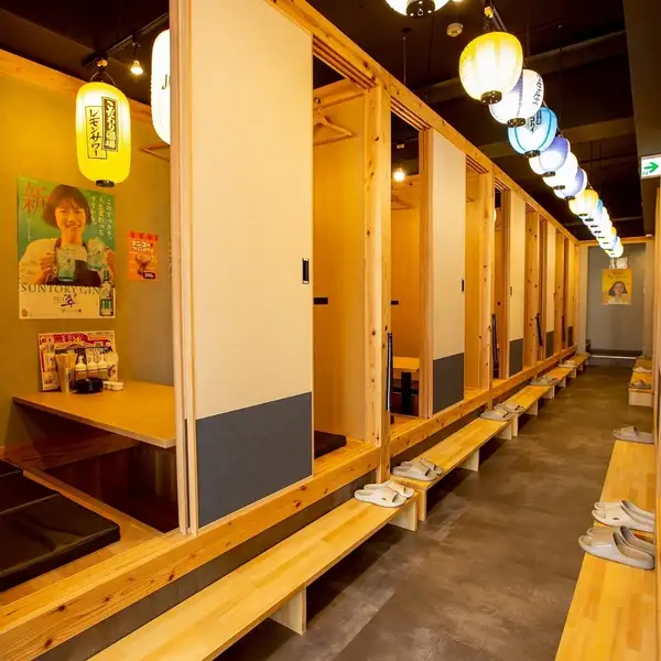 ●個室有り/2名～ご利用可能●終電も慌てない便利な駅チカ立地！駅軽く1杯から、ガッツリ〆メニューまで、皆様のお越しをお待ちしております！ゆったり寛げる雰囲気が自慢です。テーブル席は2名様～最大98名様までご利用頂けるよう多数ございます。女子会、合コン・コンパから企業様のご宴会まで幅広くお使いいただけます。