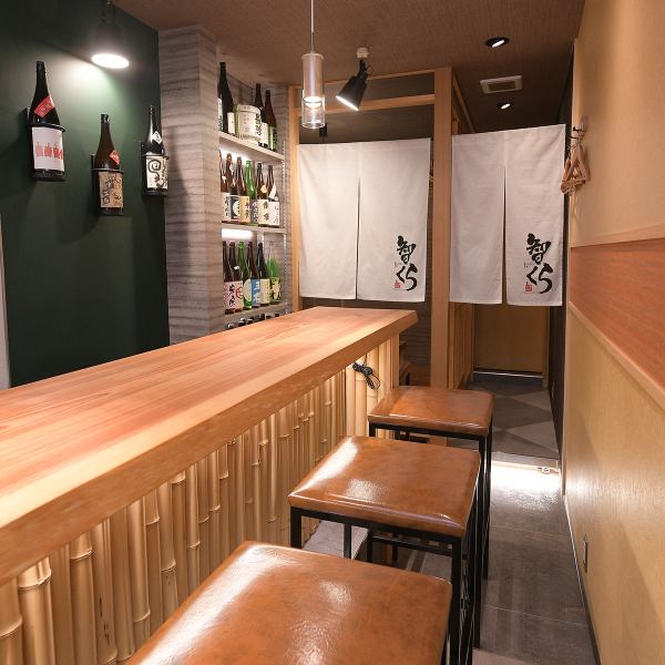 ≪カウンター≫ 料理のライブ感を楽しむ特別な空間です。少人数での利用に最適なこのカウンターでは、店主との会話を交えながら、心温まるひとときをお過ごしいただけます。目の前で繰り広げられる繊細な調理過程と、食材の香りが漂う中、特別な料理を味わう贅沢を感じられるでしょう。