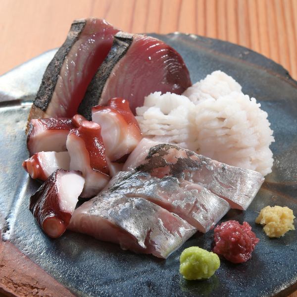 ≪季節のお魚を楽しめる大人気メニュー★≫ 旬のお造り4～5種盛り合わせ ￥1,580（税込）～