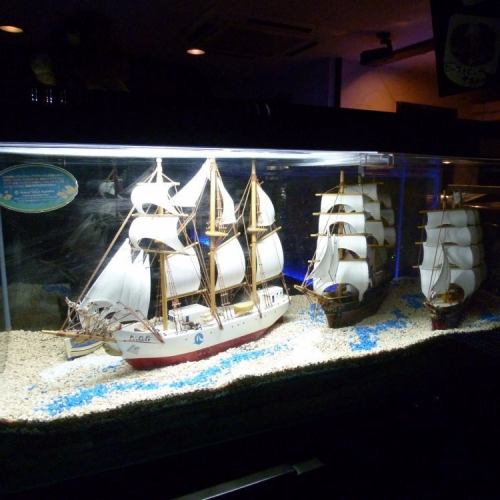 水槽には大きな帆船が3隻♪♪よぉーく見ると船に乗っているのはあのかの有名な某海賊一味ではございませんかっ!!でも、小さいのでよぉーく探してね☆