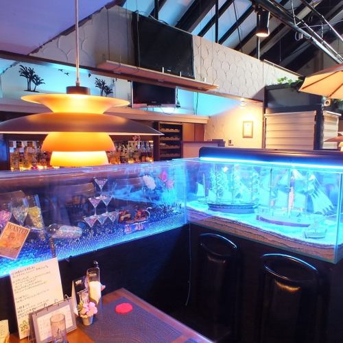 もうひとつの水槽に囲まれている席です。