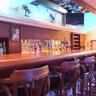 色んなお酒のボトルを眺めながら、くつろぐカウンターは格別です♪自分へのご褒美にちょっと贅沢な時間を過ごしてみませんか?