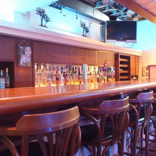 色んなお酒のボトルを眺めながら、くつろぐカウンターは格別です♪自分へのご褒美にちょっと贅沢な時間を過ごしてみませんか?