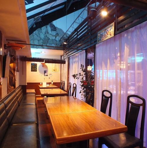 カーテンを閉めれば、宴会も周りが気になりません♪♪4名~20名まではこの状態での宴会になります。席の配置はご希望があればご希望通りに♪(誕生日席をつくりたい、L字にしたい。コの字にしたい。などなど。)