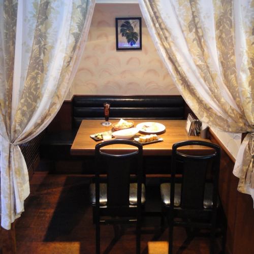 ソファー席はカーテンで仕切られていて、雰囲気も◎まるでリゾートにいるような感覚で、お酒や食事を楽しめちゃいます♪カーテンを閉めれば周りの目も気にならない個室空間になります☆デートや女子会に大人気の席です。人気の席なので早めに予約してね!!早い者勝ちです♪