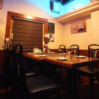 もうひとつの半個室空間です♪大きなテーブルでゆっくりくつろげます☆5,6名様の少人数の宴会に大活躍のお席です!!秋には天体ショーを見ながらお酒が飲めるチャンスもあります。冬は窓を締め切らせています。。ごめんなさい。