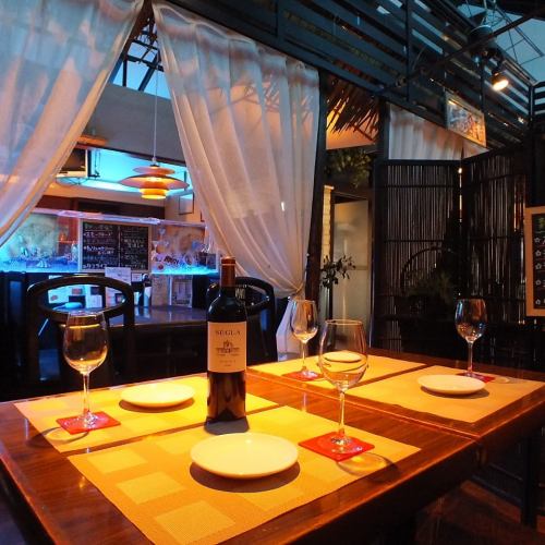 お子様連れに嬉しいソファー席♪♪カーテンから覗くブルーに光る水槽に彼女もうっとり★☆雰囲気◎3席しかないので週末は要予約!!早い者勝ちですよ♪♪