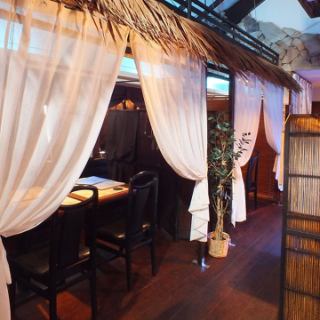 ソファーのカーテンつき半個室席は全部で3箇所です♪大人気の席なのでご予約はお早めに☆