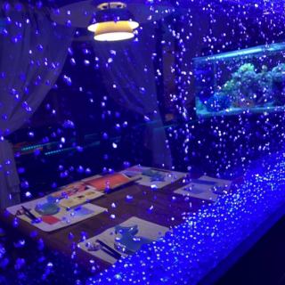 店内中央の大きな水槽は綺麗なビー玉が敷き詰められて、青い照明がキラキラ★☆日常を忘れて、心行くまでおくつろぎいただける癒しの空間です♪