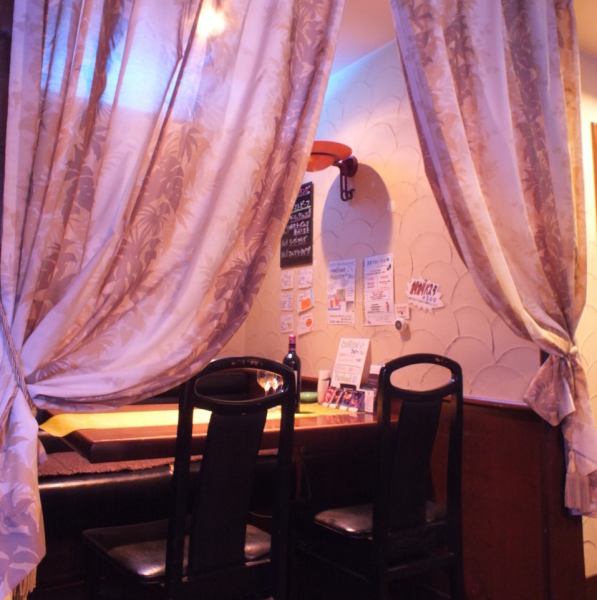 南国リゾート風な店内はカーテンで区切られた半個室はデートや女子会にもピッタリな雰囲気♪いつもと違うお洒落な空間での宴会はいかがでしょうか☆★