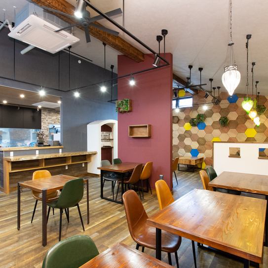 一個小酒館，您可以在這裡享用餐點，咖啡館和酒，並在充滿木材溫暖的寬敞空間中放鬆身心。