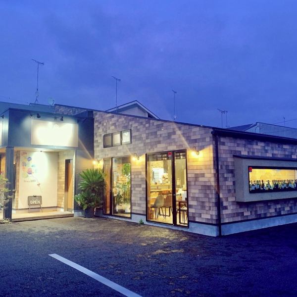 10 minutes walk from Ryumai Station, Ryumai-cho, Ota City.There is a parking lot.There is a fashionable general store and beauty salon on the same site.