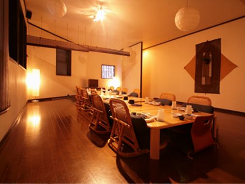 The banquet room on the 2nd floor can accommodate up to 40 people.We also accept orders for small groups of 2 people or more, so please feel free to contact us.