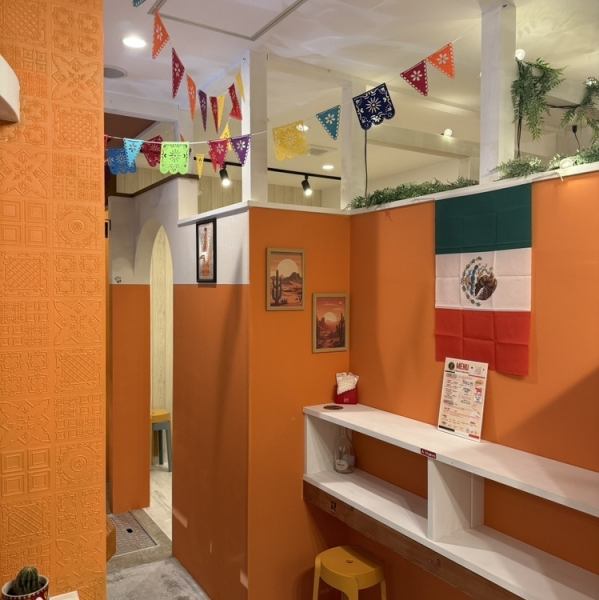 ≪JR南草津駅から車で5分≫メキシコにいるかのような陽気な雰囲気のタコス屋です。店内には異国情緒が漂い、カラフルな空間で本格タコスと冷えたビールを楽しめます。日常を忘れて、心ゆくまでメキシカンな時間をお過ごしください！
