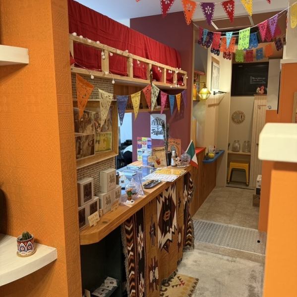 タコスの本場、メキシコの陽気な雰囲気を再現した店内です。カラフルな空間で、美味しいタコスと、相性抜群のメキシコビールやテキーラを心ゆくまでお楽しみいただけます。日常を忘れて、まるでメキシコを旅しているかのような特別な時間をお過ごしください♪