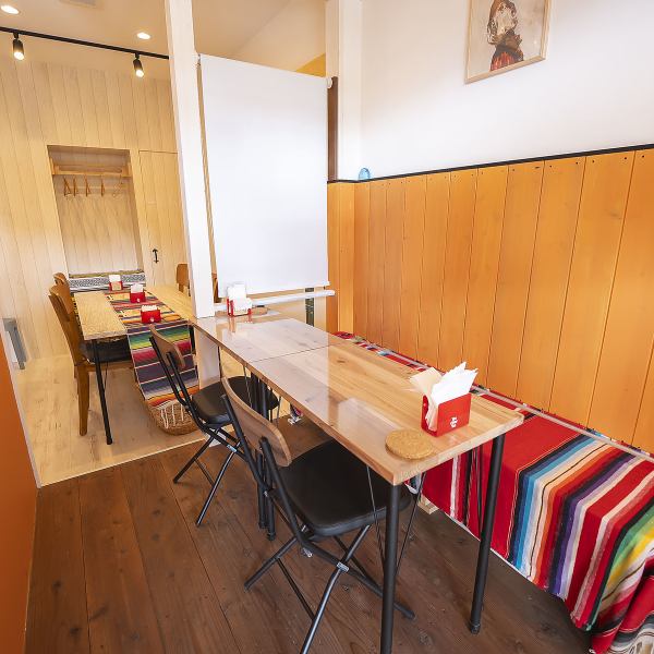 タコスの本場、メキシコの陽気な雰囲気を再現した店内です。カラフルな空間で、美味しいタコスと、相性抜群のメキシコビールやテキーラを心ゆくまでお楽しみいただけます。日常を忘れて、まるでメキシコを旅しているかのような特別な時間をお過ごしください♪