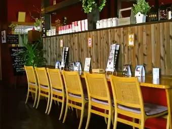1人でも気軽に利用できるカウンター席。美味しいスープやドリンクを楽しんで♪