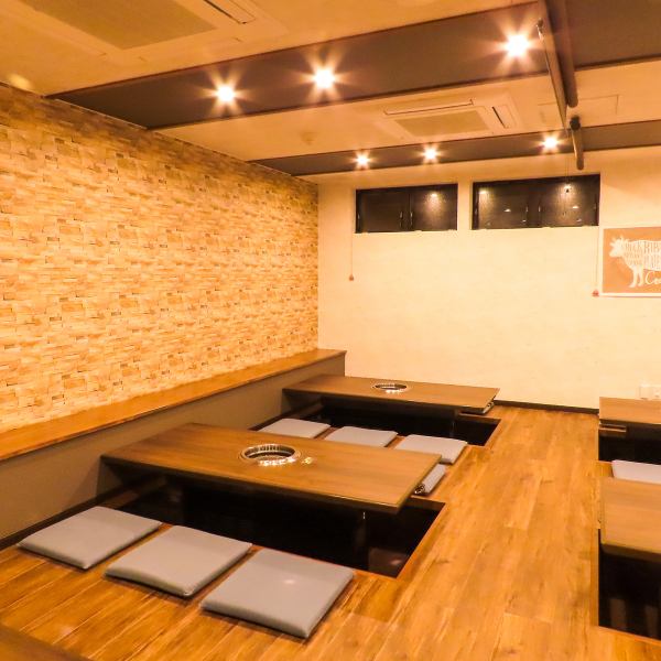 皆様に焼肉を楽しんでいただけるように、カウンター席もご用意しております。お一人様のご利用も大歓迎！またカップルやご夫婦でのデート、ご友人とのお食事にもピッタリのお店です！ご不明な点等ありましたら、是非お気軽にご相談ください。