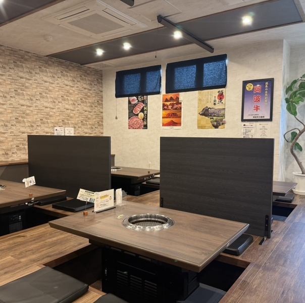 【パーテーション&ロールカーテンでの半個室席】忘新年会や歓送迎会などの各種宴会や2名様~でのご利用などさまざまなシーンにおすすめです♪2名様専用のカップル席もご用意ございます!記念日や誕生日などにもぜひご利用ください◎