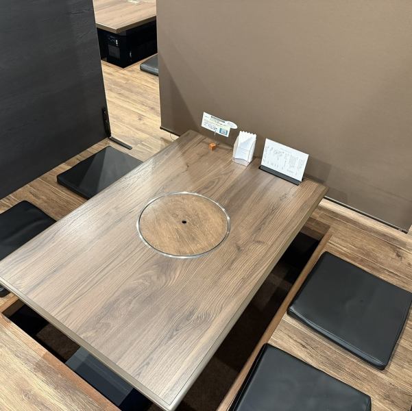 2名様~収容可能な掘りごたつ席は、会社宴会や接待などの各種ご利用に最適です。パーテーションでの半個室では、ゆったりとしたお時間をお過ごしいただけます。また、貸切も可能です!ご予算やシーンに合わせてお選びいただけますので、是非お気軽にお問い合わせ下さいませ♪