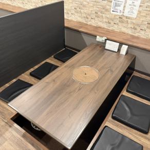 掘りごたつ席。パーテーションで区切ることできます。