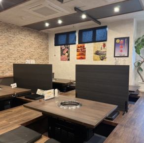 掘りごたつ席。パーテーションで区切ることできます。