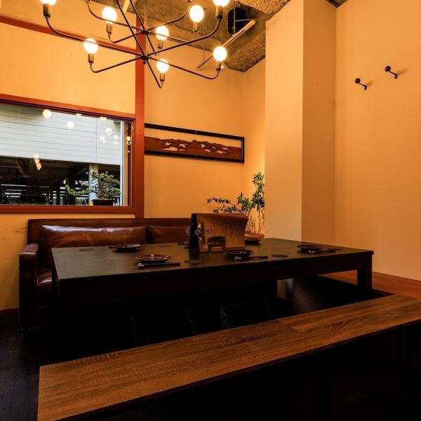 お一人様からグループまで、幅広いシーンでご利用いただける親しみやすい空間です。清潔感のある店内で、肩肘張らずにリラックスしてお過ごしいただけます。友人との食事や仕事帰りの一杯など、日々の生活に寄り添うカジュアルな雰囲気をお楽しみいただけます。