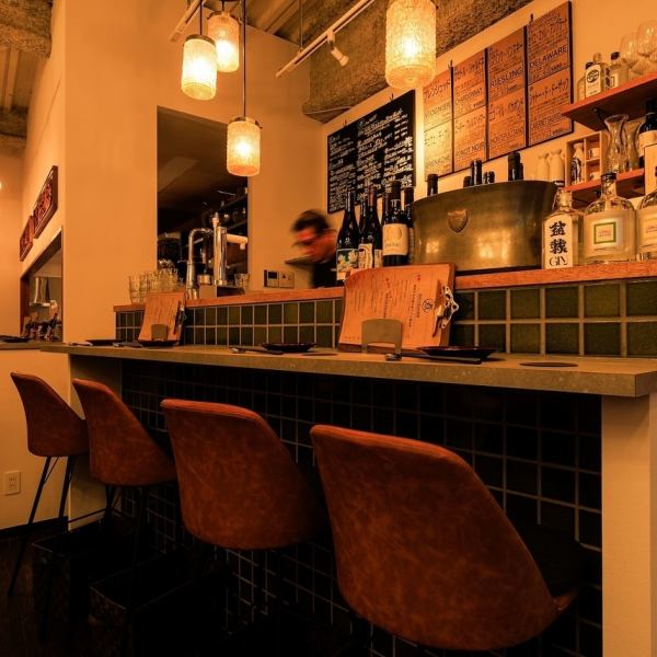 賑やかな街の中にありながら、一歩足を踏み入れればそこには落ち着きのある大人の空間が広がります。デートや女子会、大切な方との語らいにもぴったり。自慢の料理とワインを味わいながら、日常に彩りを添える上質な時間をお過ごしいただける隠れ家的なお店です。