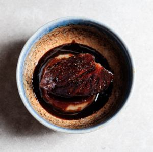 国産牛ホホ肉の赤ワイン煮込み　赤ワインと八丁味噌ソース