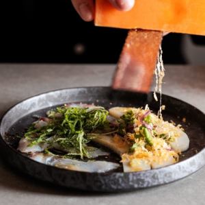 本日鮮魚と板わさのカルパッチョ　ミモレットチーズがけ