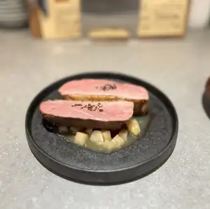 鴨肉のロースト　桃とアールグレイのソース