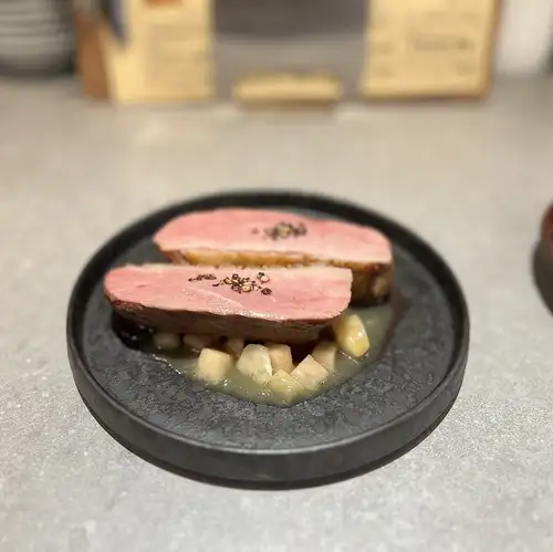鴨肉のロースト　桃とアールグレイのソース