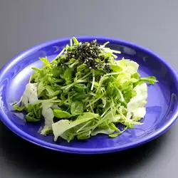 豌豆苗和脆嫩裙帶菜沙拉
