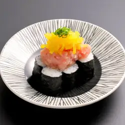 蔥鮪魚捲佐醃蘿蔔