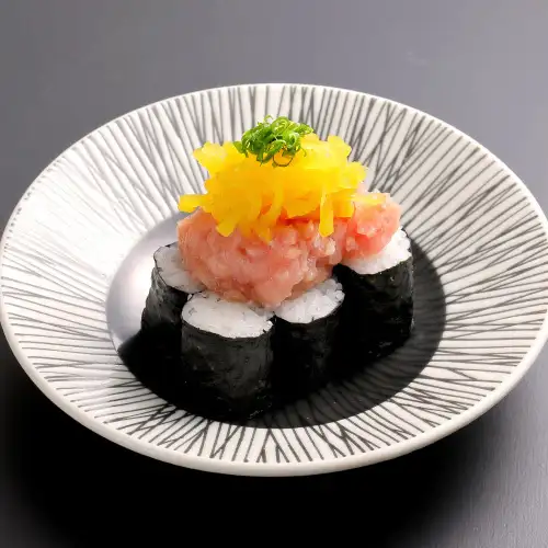 アテ巻きネギトロと沢庵