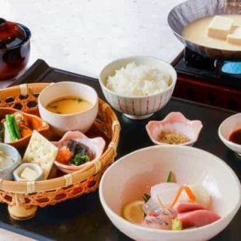 午餐特惠！【春季】精美豆腐刺身套餐配豆浆汤 3200日元（含税）